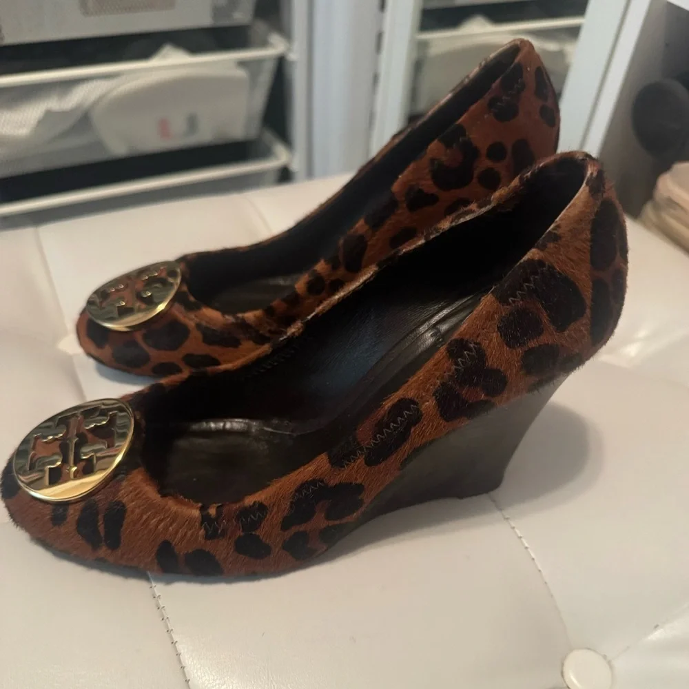 Tory Burch Leopard Print Wedges - Picture 3 of 9
